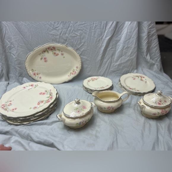 Vintage Homer Laughlin“ Virgina Rose pattern set”.